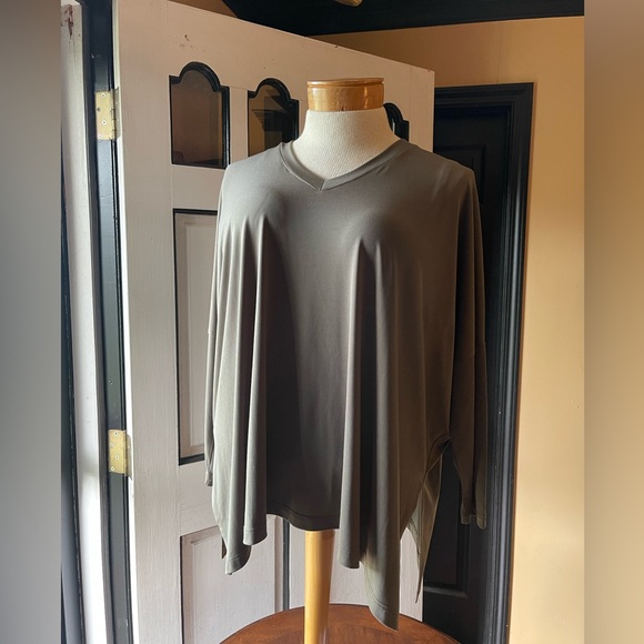 PLANET olive green light top. Size : one size fits all. Perfect condition top - Picture 2 of 11